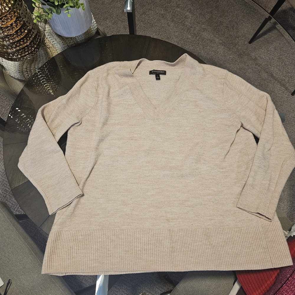 Banana Republic V-Neck Sweater in Cream